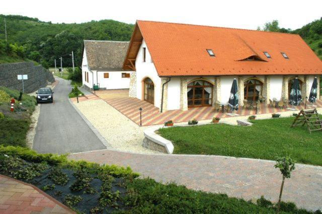 Naspolya Panzio Es Etterem Bed & Breakfast Bataapati Exterior photo